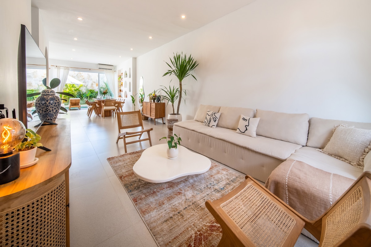 Villa in Kecamatan Kuta Utara · ★4.98 · 2 bedrooms · 2 beds · 2.5 baths, Airbnb-Vergleich