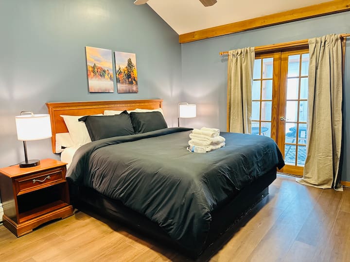 Seven Hills Vermont - King bedroom