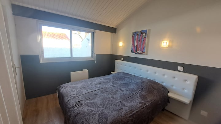 Dhomë gjumi me krevat 160 cm dhe dhomë dushi en suite