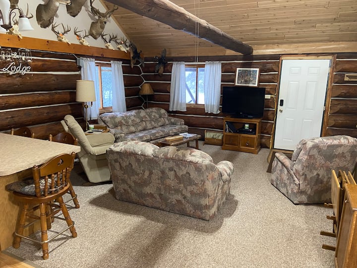 Cozy Getaway Full Log Cabin - Iron Mountain, MI