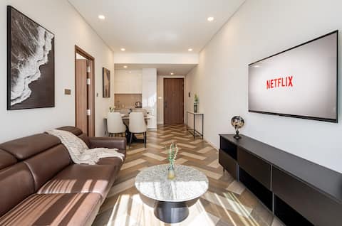 Iconic Bridge View Apartment | Stunning Pool & Gym