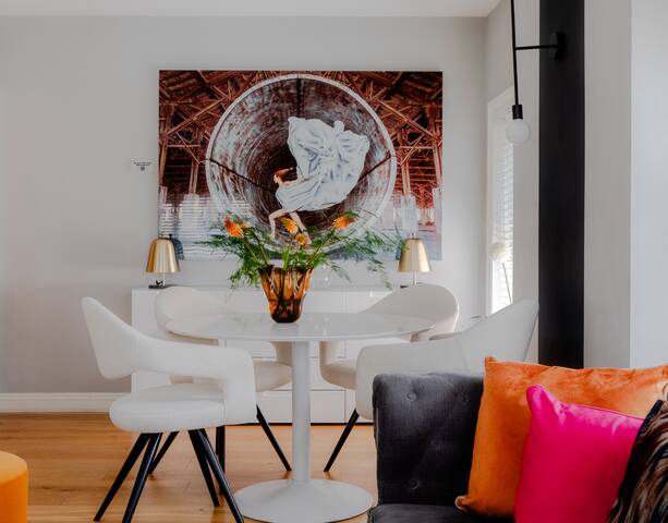 Oxford St FAM HOME: City Pulse Meets Chill Vibes! gallery image 3