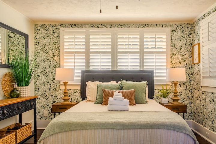 Welcome to the Tropical Room, where whimsical wallpaper adds vibrant charm. Prirodzené svetlo zaplavuje priestor a zvyšuje teplú atmosféru. Užite si pokojný nočný spánok na pohodlnom matraci a zabezpečte si pokojný a omladzujúci pobyt.