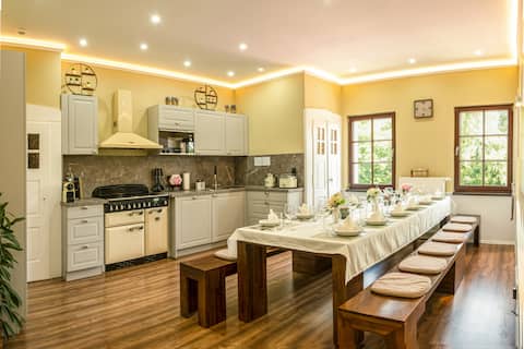 Spacious & Stylish Retreat: Walk to Train, Parking