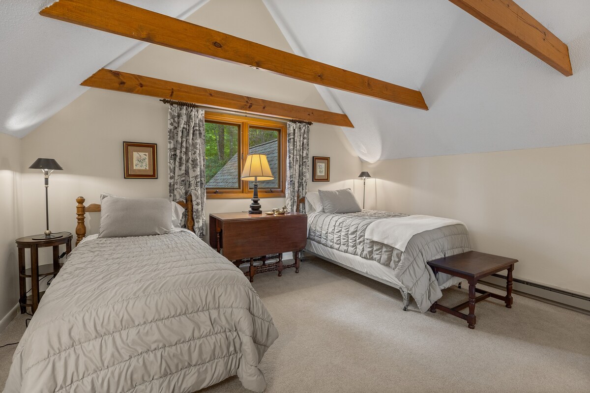 Chambre à l'étage, avec hauts plafonds, télévision, ventilateurs de plafond, salle de bain entière et bureau