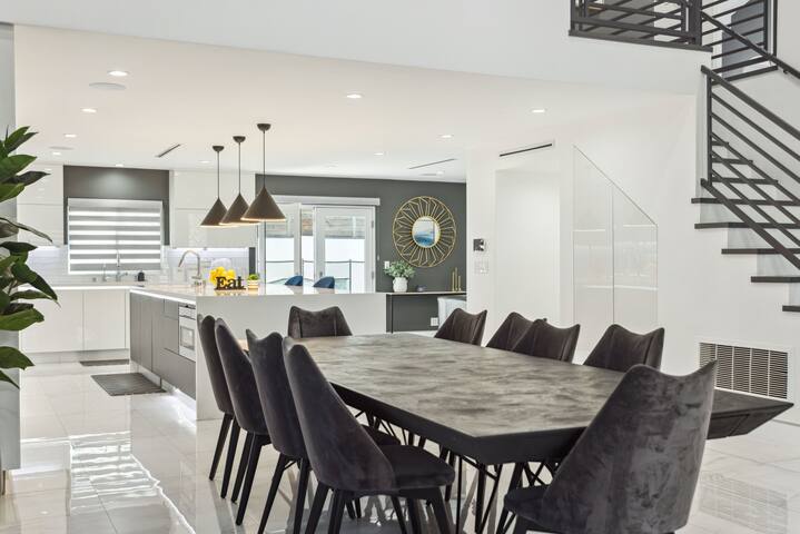 Modern Oasis! 5BD/3BA & Pool in Valley Village