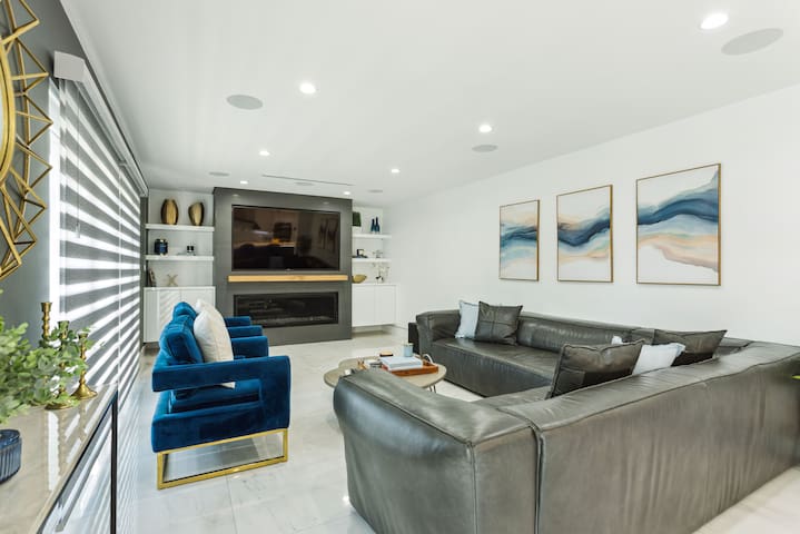 Modern Oasis! 5BD/3BA & Pool in Valley Village gallery image 2
