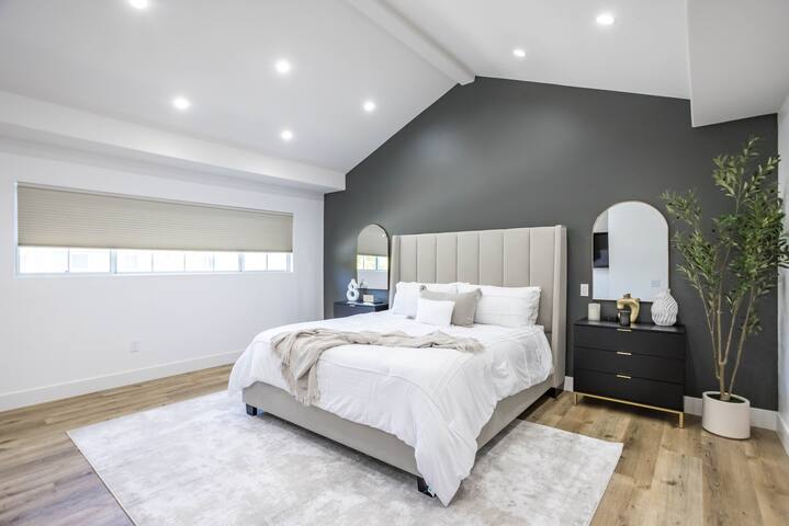 Modern Oasis! 5BD/3BA & Pool in Valley Village gallery image 3