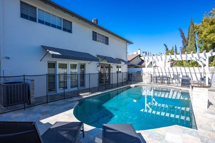 Modern Oasis! 5BD/3BA & Pool in Valley Village gallery image 4