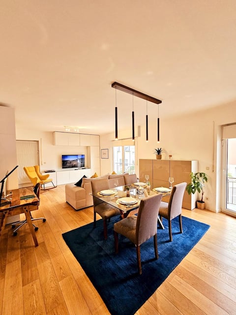 Bright 2 bedrooms flat w parking&balcony