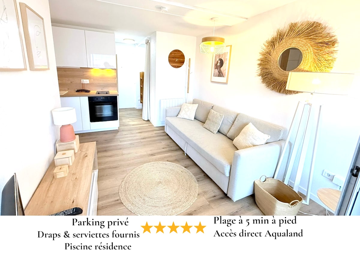 Luminosa sala de estar que ofrece un confort absoluto con cálido parquet y cocina abierta. Un entorno moderno y acogedor, perfecto para relajarse después de un día en la playa o en la piscina.