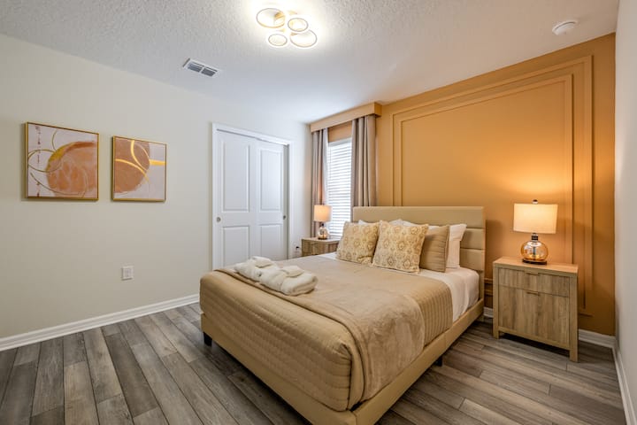 Usptairs King bedroom