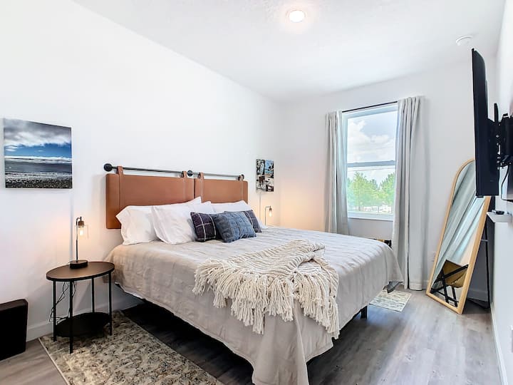 Enjoy a luxurious, fully adjustable King bed and complete darkness with blackout blinds for a restful sleep. You'll find spa robes, luggage racks, a full-length mirror,  TV, clock, and touch lamps with built-in phone chargers for your convenience.