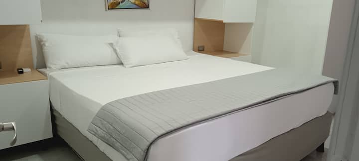 تتميز هذه الغرفة بسرير كينج مريح، مما يوفر خيار مشاركته مع شخصين بالغين وقاصر، ومساحة مريحة وعملية لجميع أفراد الأسرة.
مثالية لتشعر أنك في بيتك!