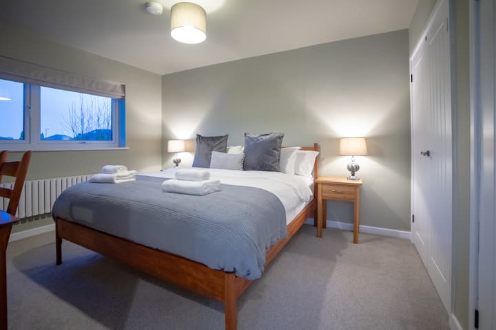 Stylish 2-bed Apartment With Parking & City Access - Hereford