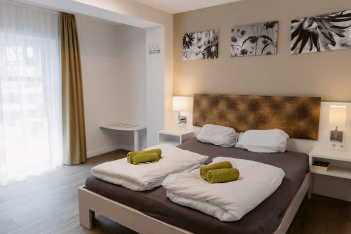 El segundo dormitorio de nuestro departamento ofrece las mismas comodidades que nuestro primer dormitorio. Una cama de 180 cm de ancho, un armario y un televisor privado están a tu disposición.