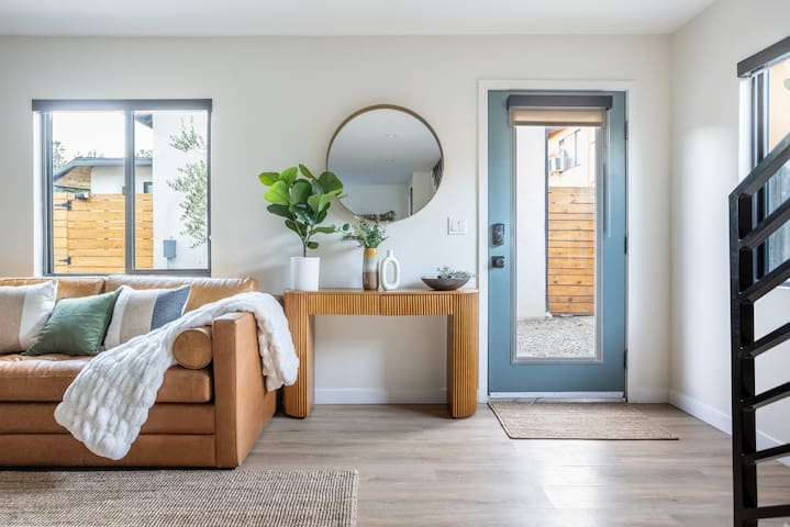 Stylish LA Retreat: Frogtown 2BR w/ Rooftop Deck