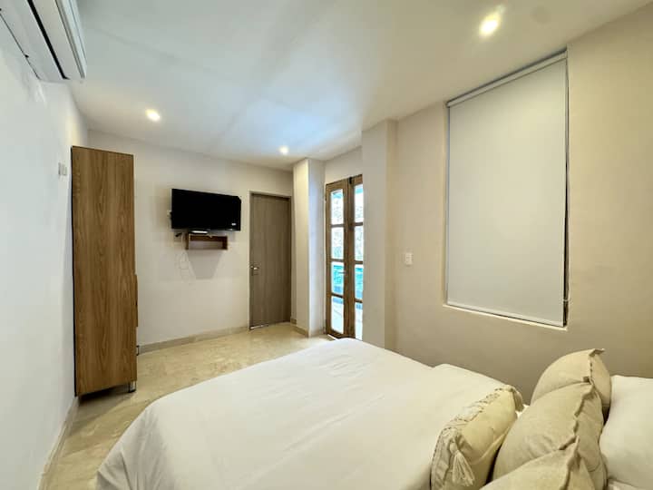 Después de un día de playa️, música o historia, cada habitación te da la bienvenida con la comodidad perfecta para descansar y recargar energías para la próxima aventura✈️.