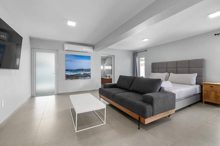 New! Modern King Bed Suite! - 荷屬阿魯巴