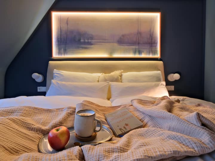 Master Bedroom Obergeschoss Wohnung WolkenBlick mit großem Doppelbett 180*200 cm, luxuriösen Boxspringmatratzen und wolkenweicher Bettwäsche. 
Großer 55'' Smart TV mit Sky