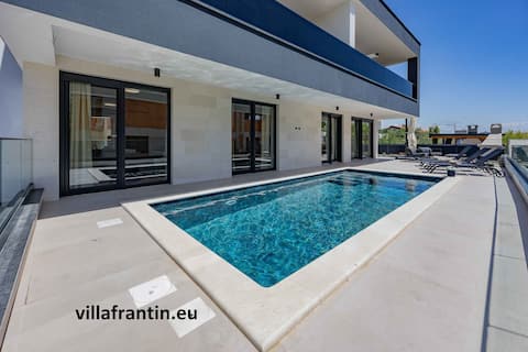 Harmony Luxury Garden Apartment with Private Pool