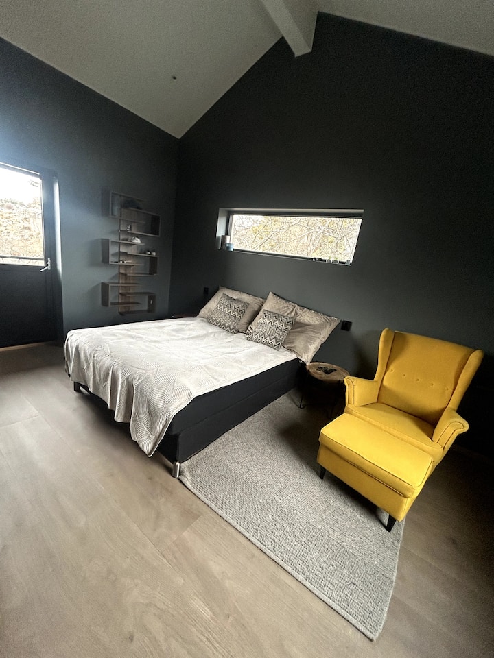 Soverom 2 i egen soveromsfløy.‎ God takhøyde og utgang til egen balkong.‎ חדר השינה הזה חולק חדר רחצה עם חדר שינה 4. טלוויזיה. 

חדר שינה 2 באגף חדר השינה שלו. תקרות גבוהות וגישה למרפסת משלו. חדר השינה הזה חולק חדר רחצה עם חדר שינה 4. טלוויזיה.