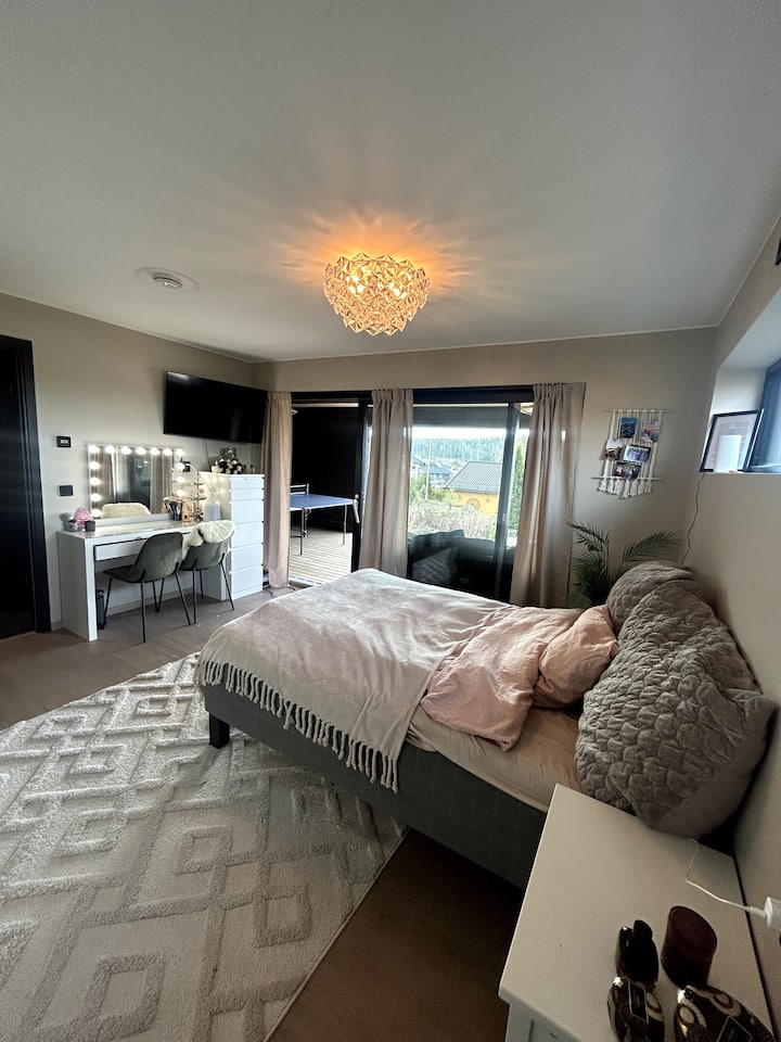 Soverom 3. Utgang til egen stor overbygget terrasse med sittegruppe og varmelamper. Eget bad tilknyttet. 

חדר שינה 3. גישה למרפסת פרטית גדולה עם פינת ישיבה ומנורות חימום. חדר רחצה פרטי צמוד.