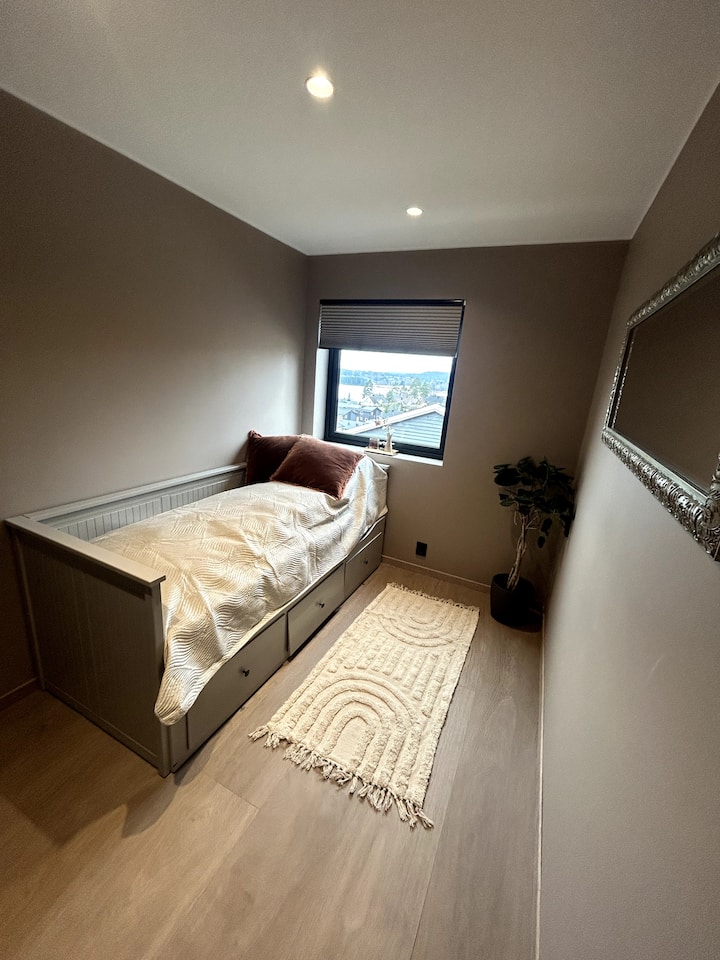 חדר שינה 4 עם ספה נפתחת/מיטת יחיד שניתן להרחיב למיטת זוג. 

חדר שינה 4 עם ספה נפתחת/מיטת יחיד שניתן לשלוף למיטה זוגית.