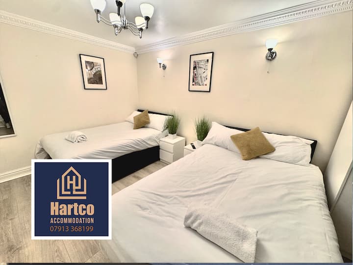 Hartco Accommodation - Walsall - 4 dormitorios, 7 camas separadas, 2 baños, televisores inteligentes en todas las habitaciones, mesa de billar, entrada privada para 2 autos/furgonetas, wifi superrápido. Descuentos para estancias largas.