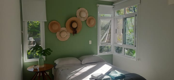 חדר שינה 4 עם חדר רחצה, מיטה זוגית, ארון ומיזוג. בכל הסביבות יש וילון האפלה ומסך יתושים אפילו בחדרי הרחצה.