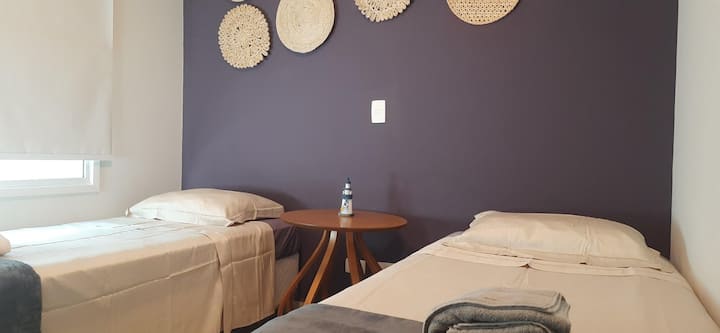 חדר שינה 2 שמשתמש בחדר רחצה חברתי, שתי מיטות יחיד, ארון ומזגן. בכל הסביבות יש וילון האפלה ומסך יתושים אפילו בחדרי הרחצה.