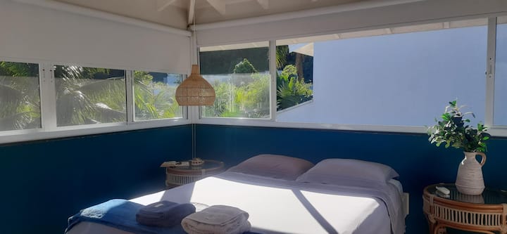 חדר שינה 1 עם חדר רחצה, מיטה זוגית, ארון ומיזוג. בכל הסביבות יש וילון האפלה ומסך יתושים אפילו בחדרי הרחצה.