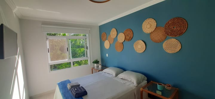 חדר שינה 5 עם חדר רחצה ושני מיכלים, מיטה זוגית, ארון ומיזוג. בכל הסביבות יש וילון האפלה ומסך יתושים אפילו בחדרי הרחצה.