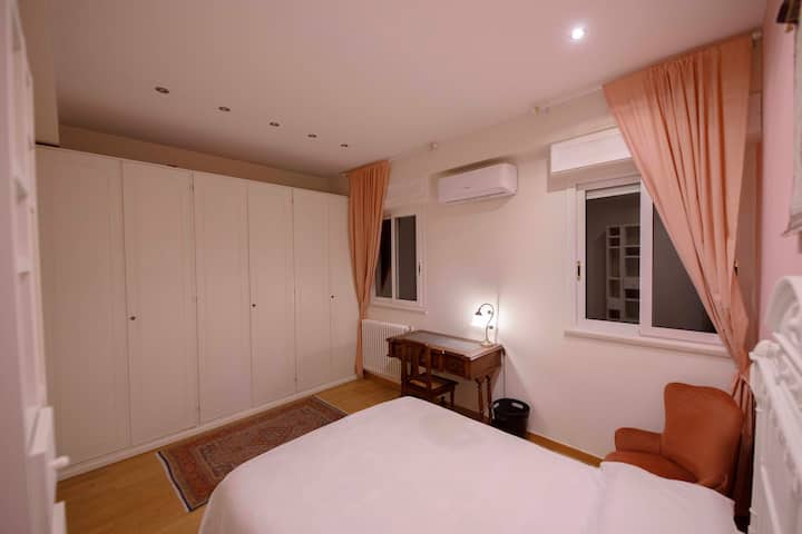 Splendida e luminosa seconda camera da letto con affaccio sul verde circostante.