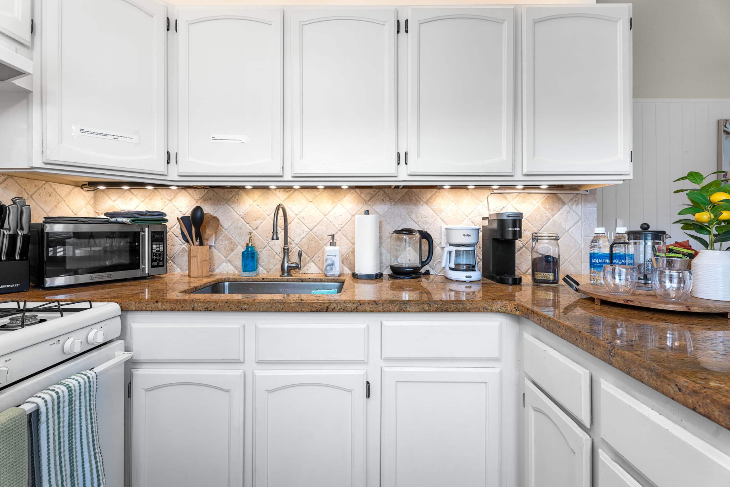 Condo in Kailua-Kona · ★4.98 · 2 bedrooms · 3 beds · 1 private bath - Image 8