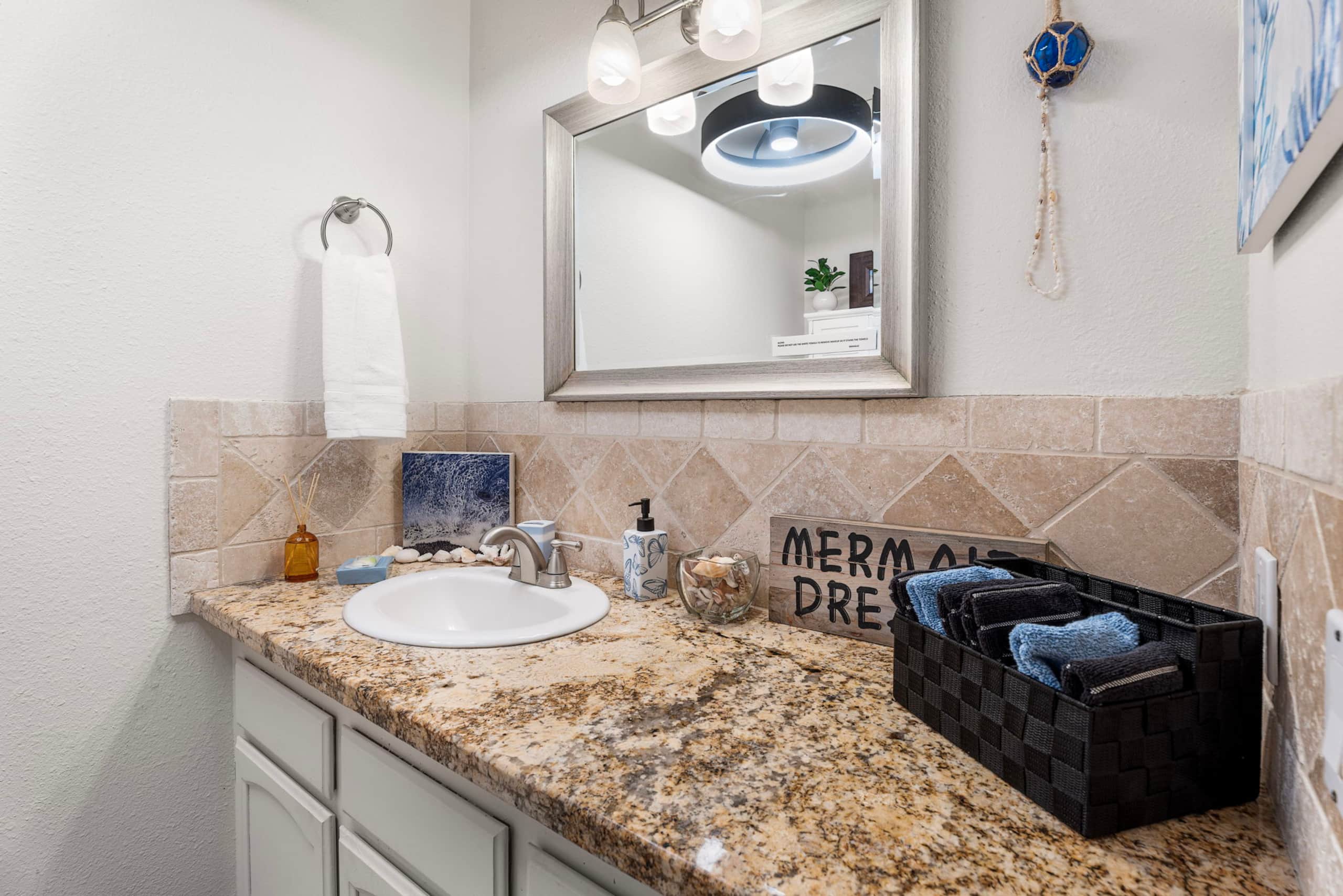 Condo in Kailua-Kona · ★4.98 · 2 bedrooms · 3 beds · 1 private bath - Image 16