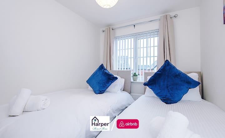 Um quarto aconchegante com duas camas de solteiro e toalhas limpas para uma estadia confortável.