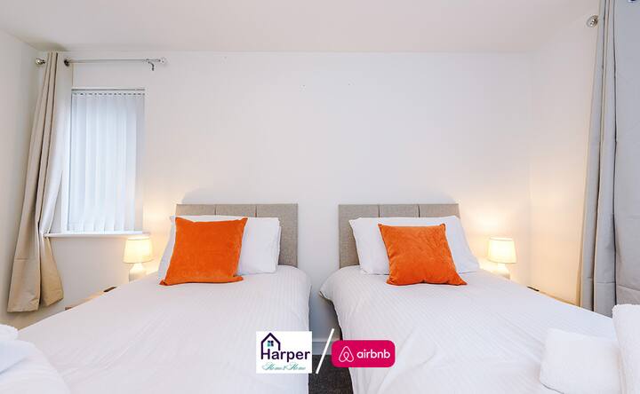 Um quarto aconchegante com duas camas de solteiro e um banheiro anexo para maior conveniência e conforto.