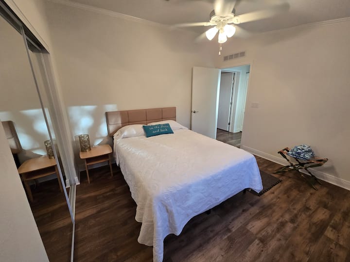 קטן יותר מחדר השינה הראשי עם מזרן קווין סייז, ארון ושידה. 