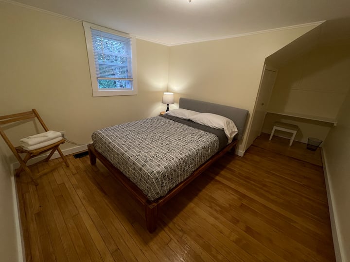 La casa #2, Bdrm 3, ofrece una acogedora cama de tamaño completo y da a la parte delantera de la casa, donde puedes disfrutar de los sonidos relajantes del barranco fresco al otro lado de la carretera.