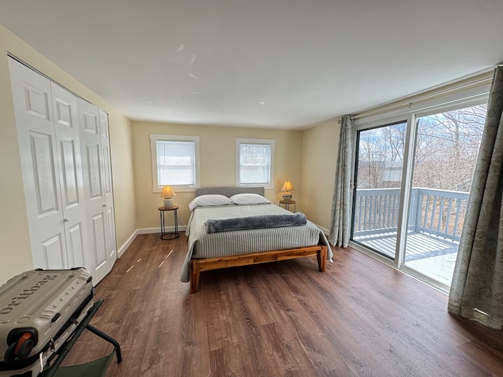 La casa n.º2, Bdrm 2, cuenta con una terraza privada con unas vistas inmejorables al patio trasero y a Berkshire Hills, perfecta para el amanecer. Incluye una cama tamaño queen, está escondida en la esquina más alejada de la casa para mayor privacidad y tiene mucho espacio en el armario para el almacenamiento.