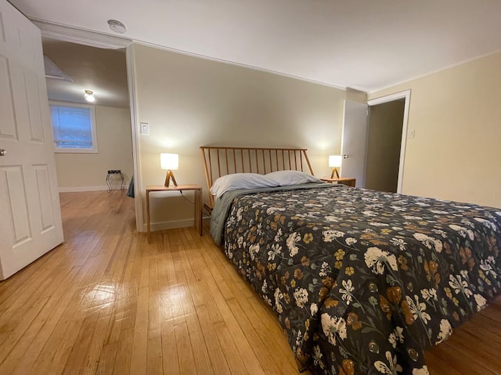 La casa n.º2, Bdrm 1, cuenta con una acogedora habitación con una cómoda cama tamaño queen, perfecta para una estancia tranquila.