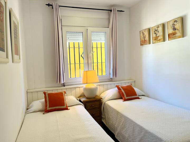 第三间卧室也在外面，配两张90厘米的单人床和一个大型内置衣柜。