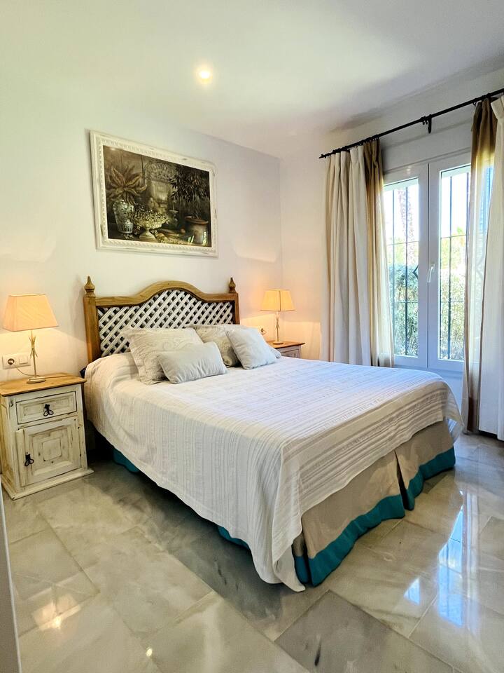 主卧套房配有一张150厘米的床。宽敞的内置衣柜、舒适、电视和私人花园中的大窗户。