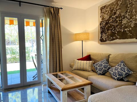 Anuncio de Airbnb popular: ★ Large Apt ★ with PARKING & 3 Bedrooms & Pool en Chiclana De La Frontera