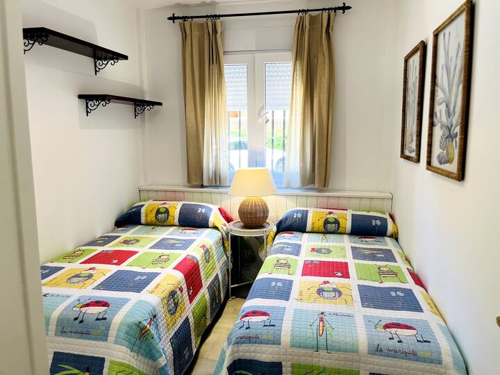 第二间卧室也位于室外，配有两张90厘米的单人床和一个大衣柜。