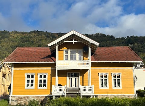 The Yellow Lodge / The Yellow Villa
