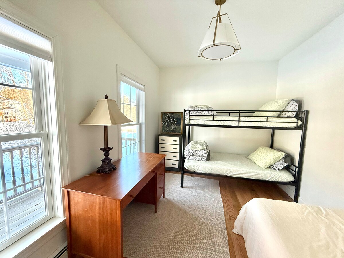 يحتوي السرير المكون من طابقين على سرير مزدوج آخر في الأسفل لا يظهر في الصورة، ونحن نصنعه فقط عندما يكون هناك 10 ضيوف.