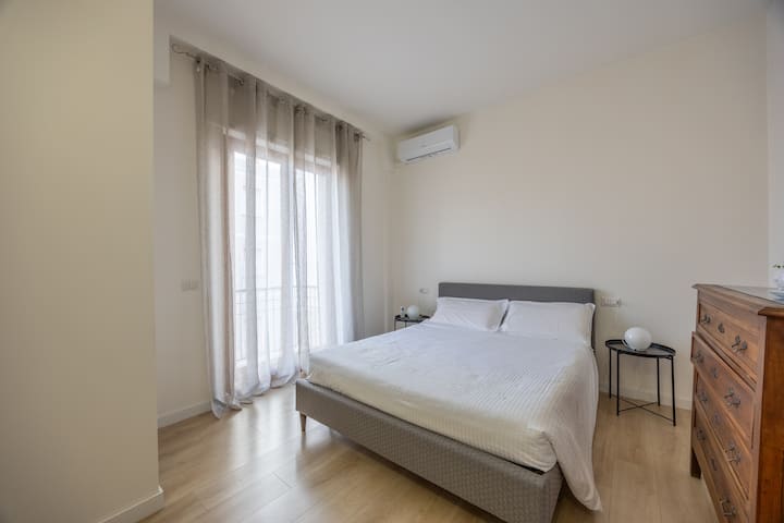 Velika spavaća soba s bračnim krevetom, krevet, opremljen madracem od memorijske pjene i dvostrukim jastukom, osigurat će maksimalnu udobnost i optimalan odmor za gosta. 