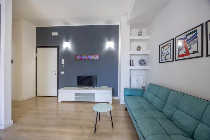 Veliki dnevni prostor srce je stana. Gost se može opustiti na kauču gledajući TV ili čitajući knjigu u potpunom opuštanju. Odlično mjesto za predah prije nego što počnete upoznavati grad.